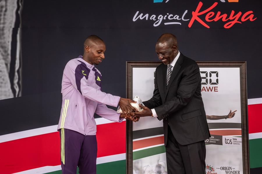 Sabastian Sawe, alături de William Ruto, președintele Kenyei/Foto: Getty Images Sabastian Sawe, premiat cu bani și cu o mașină, după ce a stabilit noul record mondial la maraton