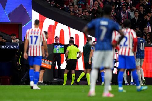 Danny Makkelie l-a scos din sărite și de Declan Rice după ce arbitrul olandez a anulat penalty-ul acordat inițial lui Arsenal la 1-1 cu Atletico / Foto: GettyImages