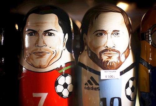 Cristiano Ronaldo și Messi în două papuși din Rusia, foto: Guliver/gettyimages