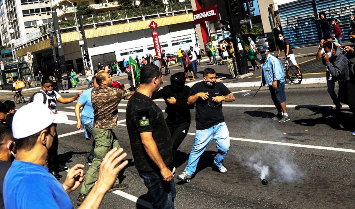 VIDEO + FOTO Incidente violente la Sao Paulo! Ultrașii, în război cu susținătorii președintelui Bolsonaro. Poliția a folosit gaze lacrimogene