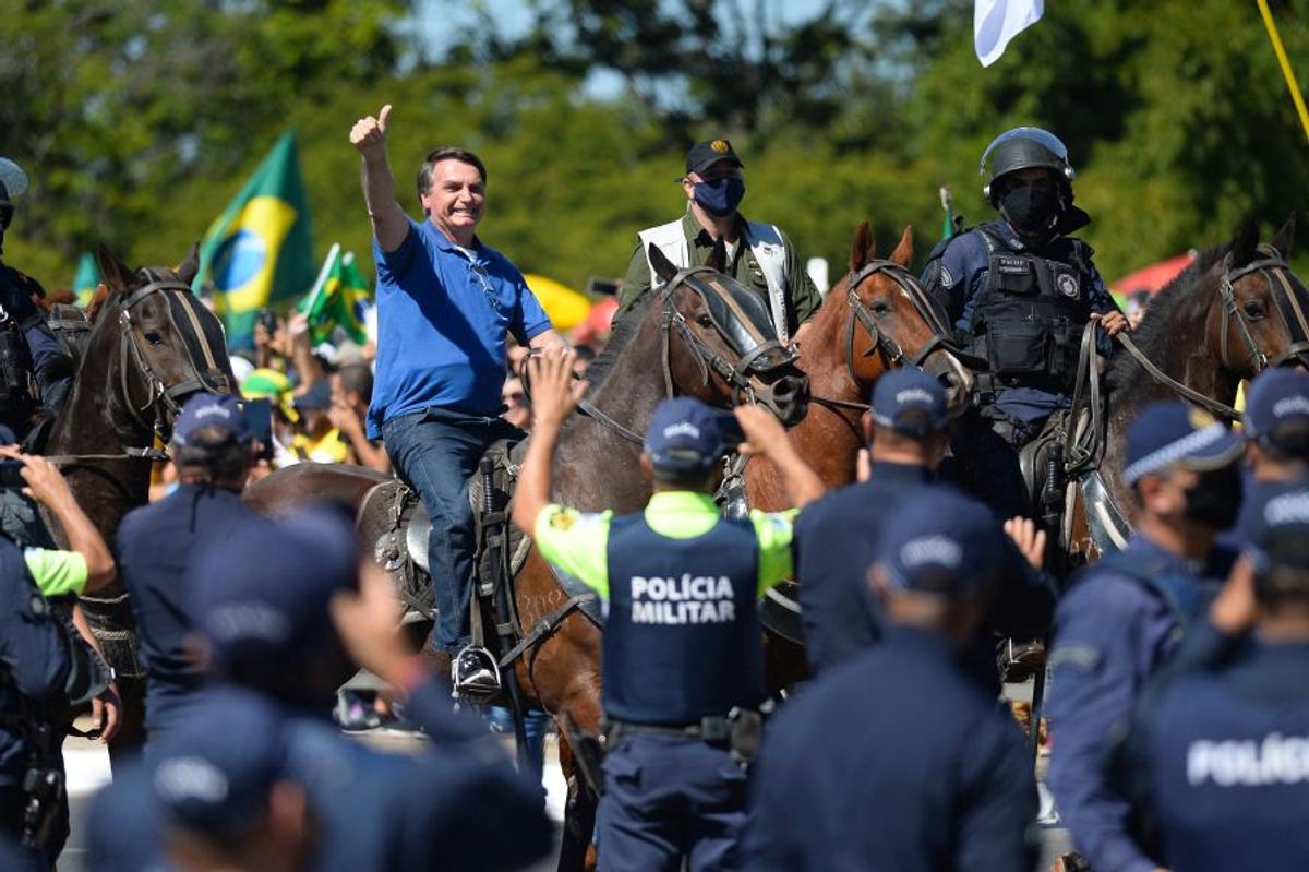 VIDEO + FOTO Incidente violente la Sao Paulo! Ultrașii, în război cu susținătorii președintelui Bolsonaro. Poliția a folosit gaze lacrimogene