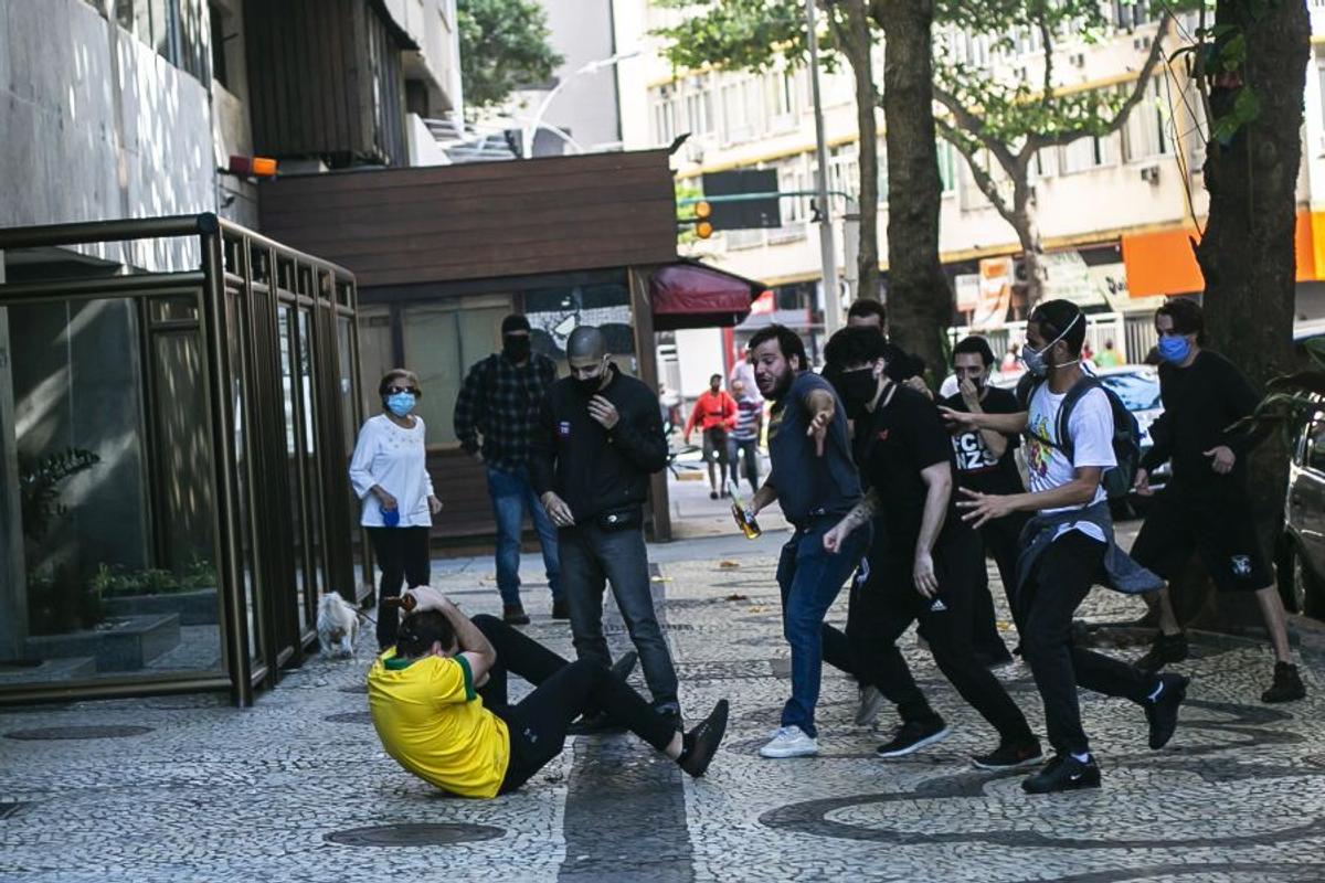 VIDEO + FOTO Incidente violente la Sao Paulo! Ultrașii, în război cu susținătorii președintelui Bolsonaro. Poliția a folosit gaze lacrimogene