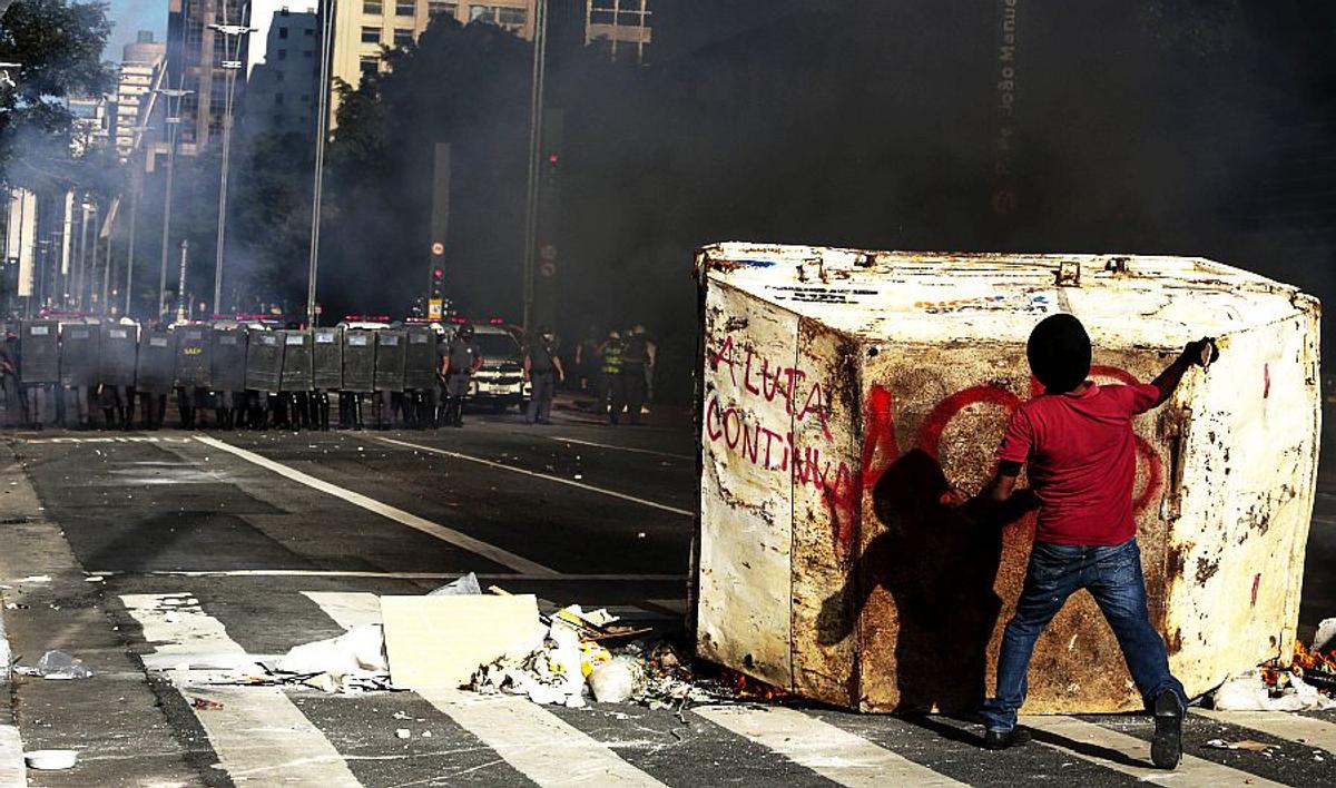 VIDEO + FOTO Incidente violente la Sao Paulo! Ultrașii, în război cu susținătorii președintelui Bolsonaro. Poliția a folosit gaze lacrimogene