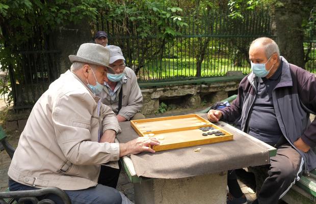 REPORTAJ. Fotbalul între chibiții și șahiștii din Cișmigiu: „Dinamo e echipă de hoți, să se ducă-n B”