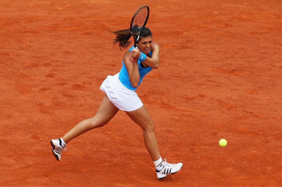 Sorana Cîrstea în acțiune la Roland Garros 2009 FOTO Guliver/GettyImages Roland Garros se joacă pe GSP.ro »Românce îndrăgostite de zgură» De la spectaculoasa Florența Mihai la adolescenta Sorana Cîrstea, jucătoare care au atins săptămâna a doua pe zgura pariziană
