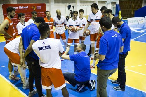 Orădenii ascultând indicațiile antrenorului Cristian Achim FOTO sportpictures.eu