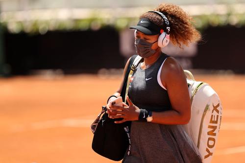 Cvadrupla campioană de Grand Slam a profitat de dubla cetățenie și a semnat contracte bănoase atât în Asia, cât și în Statele Unite ale Americii. Sponsorii au rămas alături de ea și după decizia de a se retrage de la Roland Garros 2021.