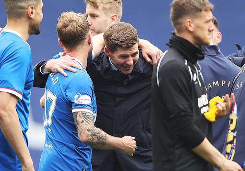 Everton vrea să îl aducă pe Steven Gerrard (41 de ani), dacă antrenorul Carlo Ancelotti (61 de ani) pleacă la Real Madrid.