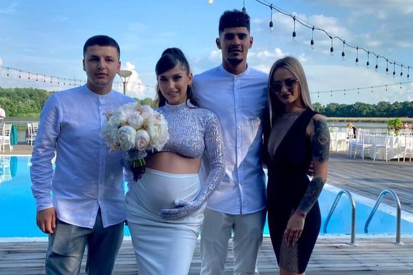 Florinel Coman profită în continuare de vacanță. După ce a anunțat că s-a logodit si că va avea un copil, fotbalistul roș-albaștrilor a avut astăzi cununia civilă cu Ioana Timofeciuc. Cei doi formează un cuplu de mai mulți ani.