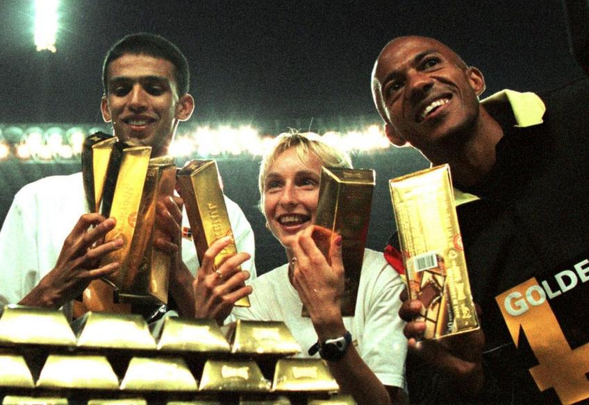Gabriela Szabo, alături de premiul primit în 1997, foto: Imago