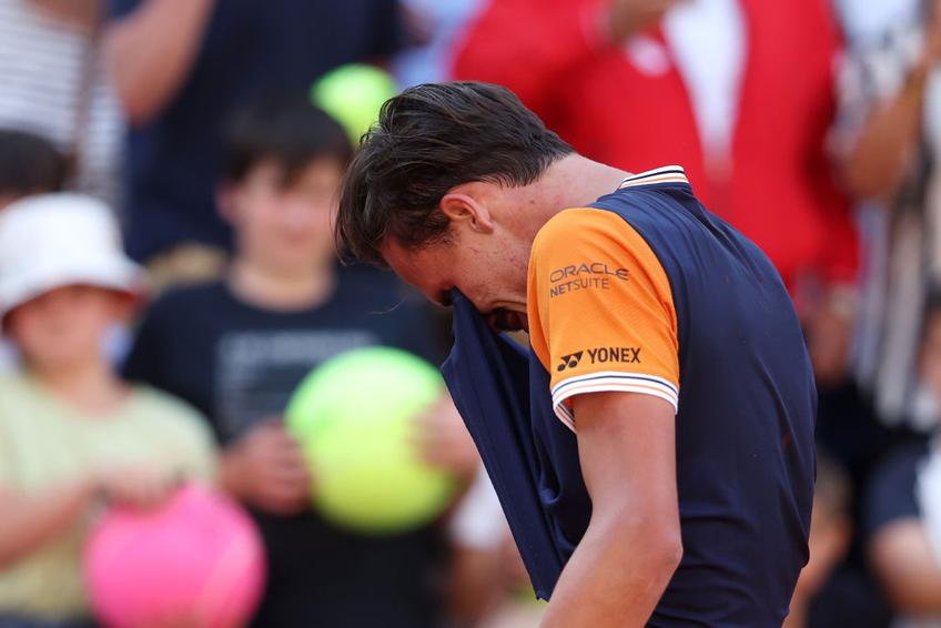 Daniel Altmaier (24 de ani, 79 ATP) l-a învins pe Jannik Sinner (21 de ani, 9 ATP), scor 6-7(0), 7-6(7), 1-6, 7-6(4), 7-5, și s-a calificat în „șaisprezecimile” Roland Garros 2023. Meciul a durat 5 ore și 26 de minute!