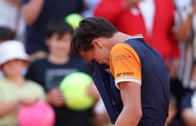 Gladiator în lacrimi! A salvat două mingi de meci, l-a eliminat pe Sinner și a început să plângă » Meci EPIC, de 5 ore și 26 de minute, la Roland Garros