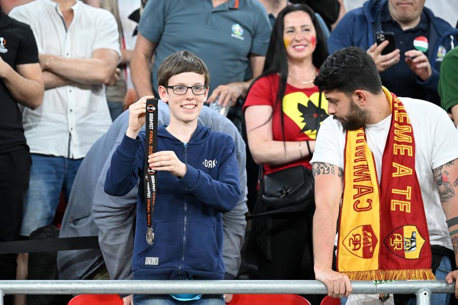 Copilul care a primit medalia lui Jose Mourinho, foto: Imago Pleacă Jose Mourinho? „Stau la AS Roma până luni”. Ar avea acord cu PSG, dar atacul la adresa arbitrilor pune totul în pericol