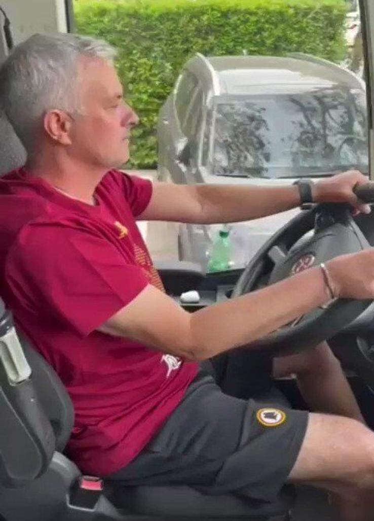 Internauții susțin că Mourinho a parcat autobuzul în fața Sevillei