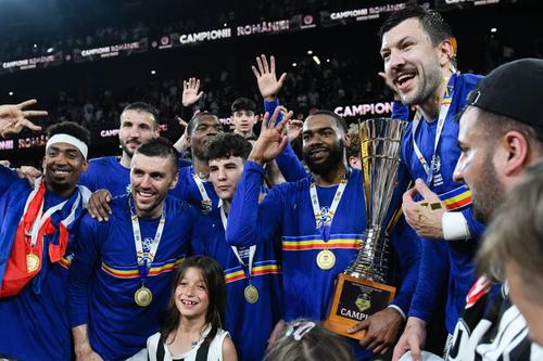 Clujenii sărbătorind cu trofeul de campioni FOTO Imago Images