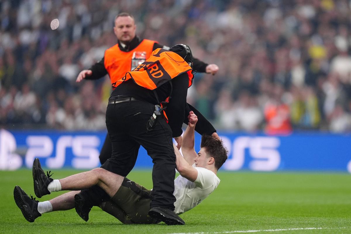 Imagini interzise la TV » De ce a fost întreruptă finala Ligii Campionilor de pe Wembley