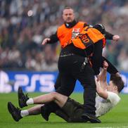 Suporter intrat pe teren la Dortmund - Real