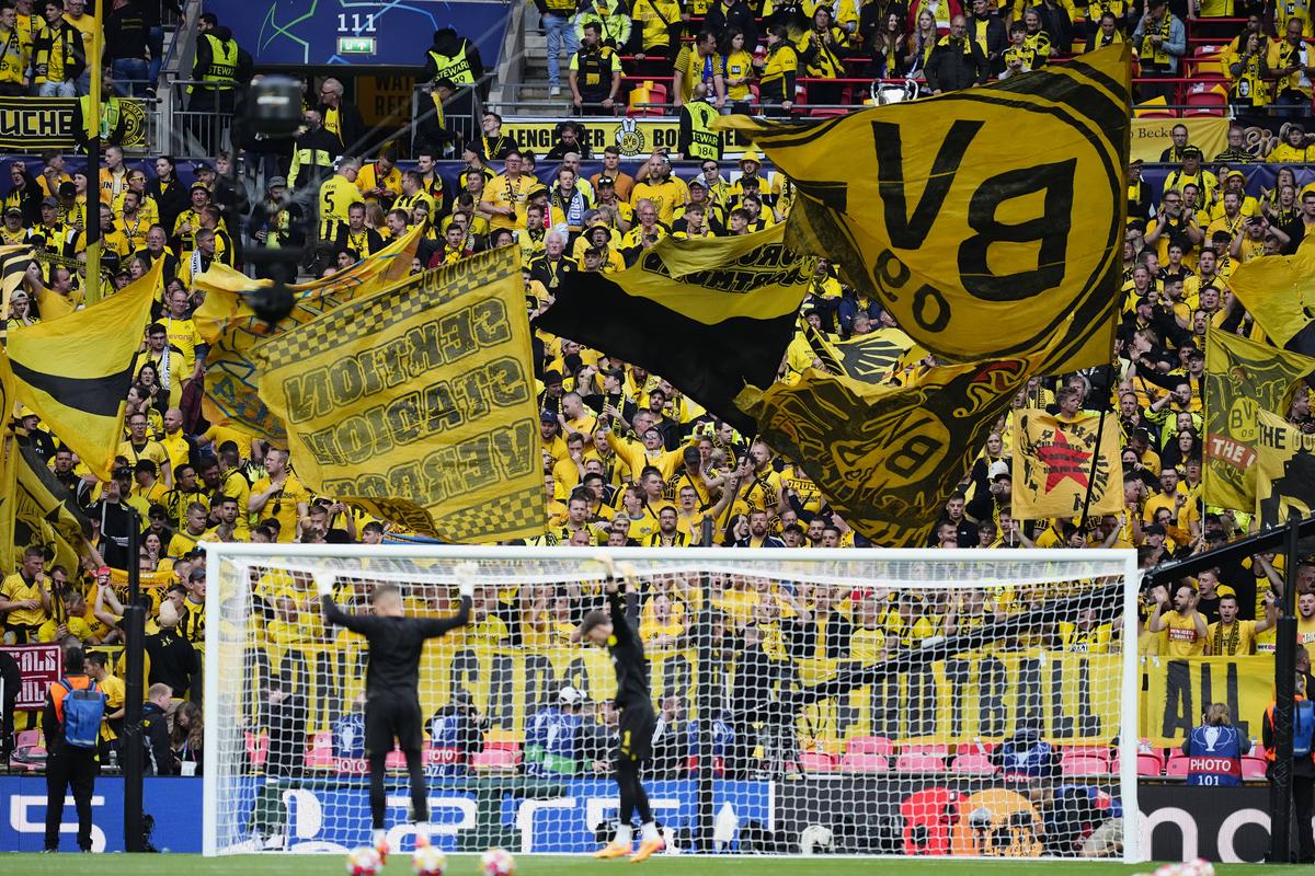 Scenografii spectaculoase la finala Ligii Campionilor » Salut inedit între jucătorii lui Dortmund și galerie