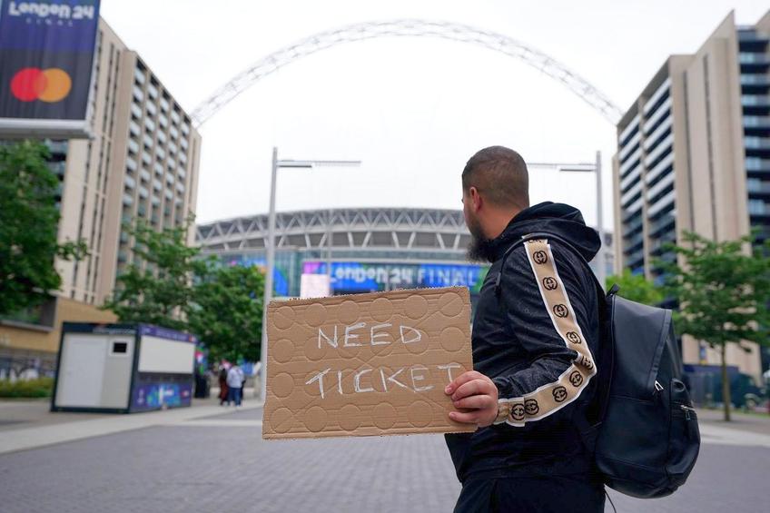 La Londra, înainte de Borussia Dortmund - Real Madrid, totul pare pus la punct în privința organizării, însă bișnițarii sunt implacabili în fața poliției. Foto: Imago Images