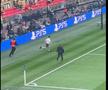 Suporter intrat pe teren la Dortmund - Real