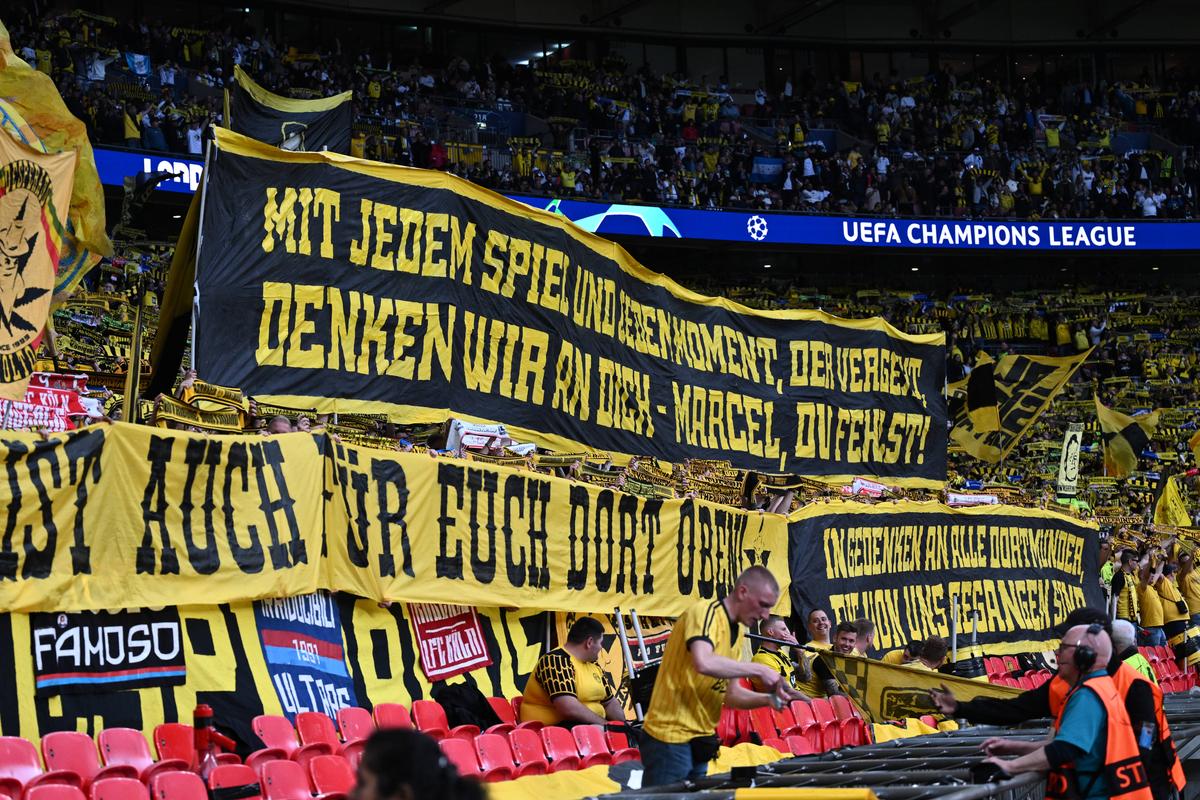 Scenografii spectaculoase la finala Ligii Campionilor » Salut inedit între jucătorii lui Dortmund și galerie