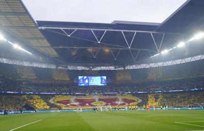 Scenografii spectaculoase la finala Ligii Campionilor » Salut inedit între jucătorii lui Dortmund și galerie