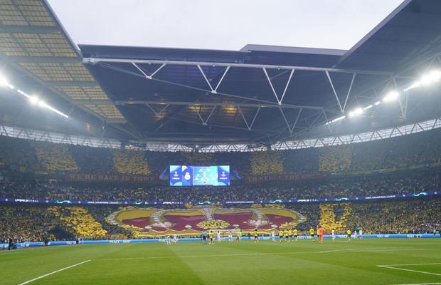 Scenografii spectaculoase la finala Ligii Campionilor » Salut inedit între jucătorii lui Dortmund și galerie