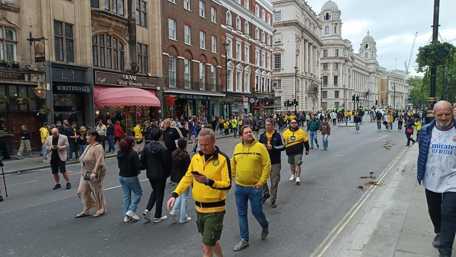 Fanii Realului și cei ai Borussiei se intersectează des pe străzile din Londra Regina Europei n-a murit! Real Madrid a câștigat Champions League #15, după o finală de senzație cu Dortmund