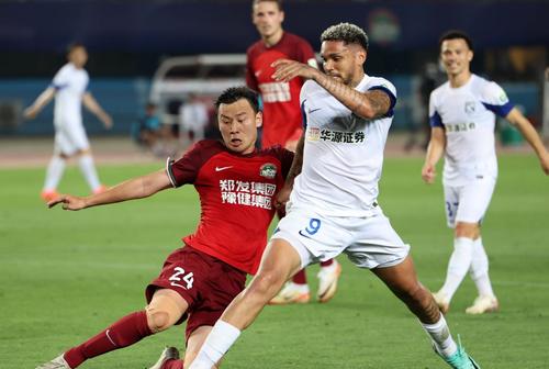 Pedro Henrique, atacantul curtat de Universitatea Craiova (în alb), foto: Imago Images