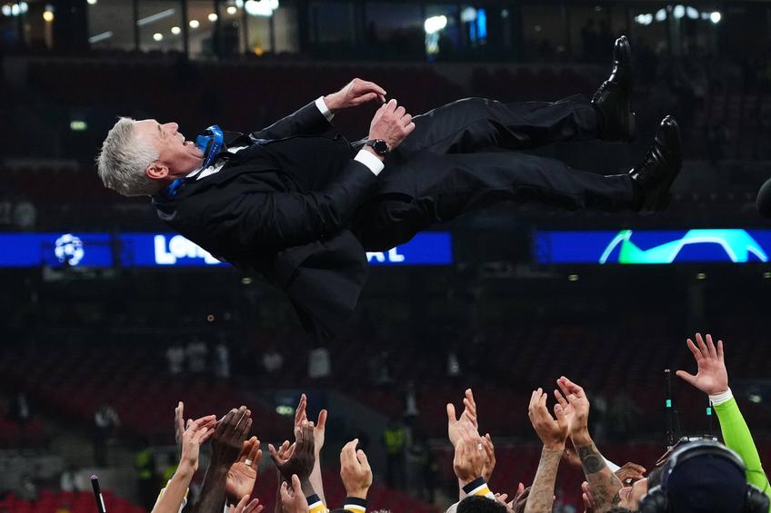 Carlo Ancelotti (64 ani) și-a trecut în palmares cel de-al cincilea trofeu de Champions League, record absolut al competiției. Alături de Real Madrid este a treia „urecheată”, după cele din 2014 și 2022. Mai are două trofee cu Milan: 2003 și 2007.