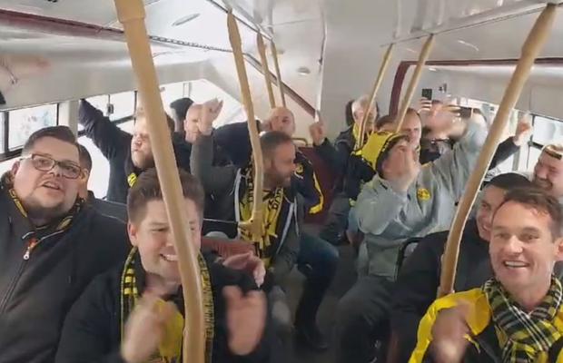 Reporterii GSP s-au întâlnit în autobuz cu ultrașii Borussiei Dortmund » Imagini cu atmosfera incendiară creată de suporteri