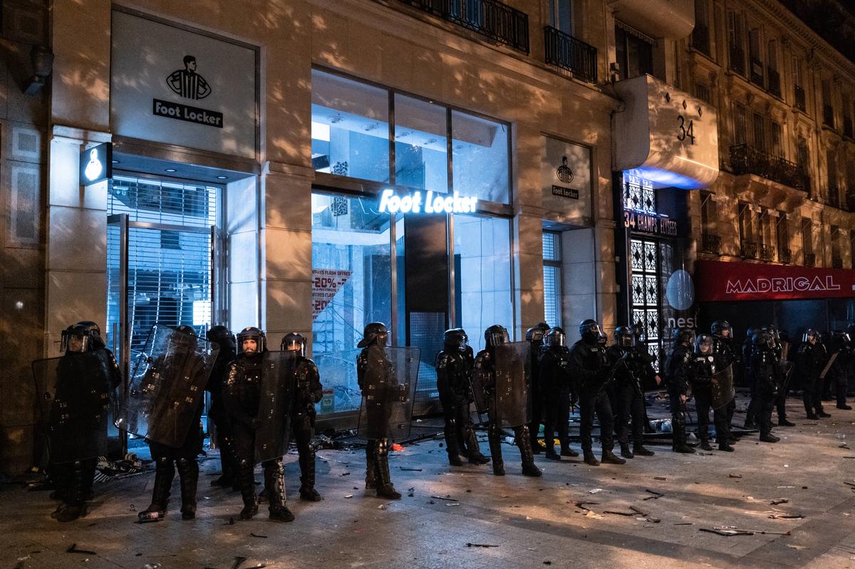 Tragedie la Paris: fanii au dat foc mașinilor » Doi suporteri au murit și un polițist e în comă