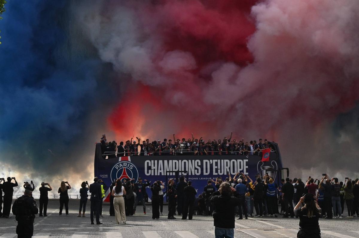 Parisul, în sărbătoare! Imagini memorabile: zeci de mii de fani au întâmpinat-o pe PSG » Discursul președintelui Macron