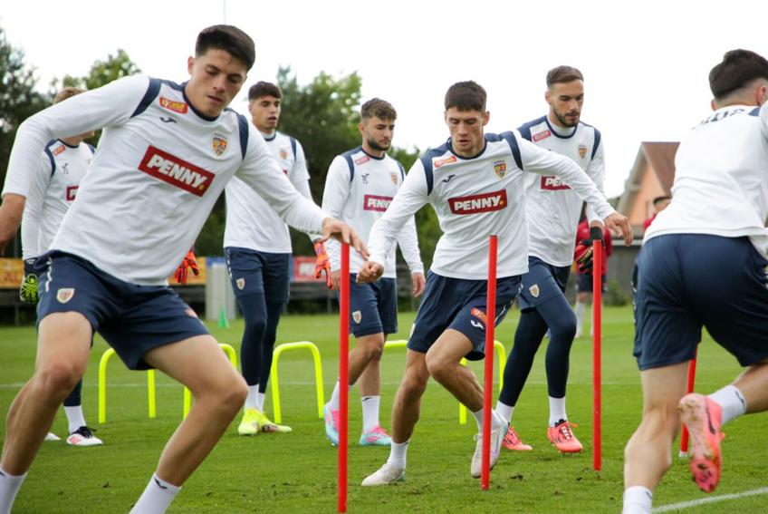 Mario Tudose, în stânga, în cantonamentul austriac al naționalei U21 / Sursă foto: frf.ro
