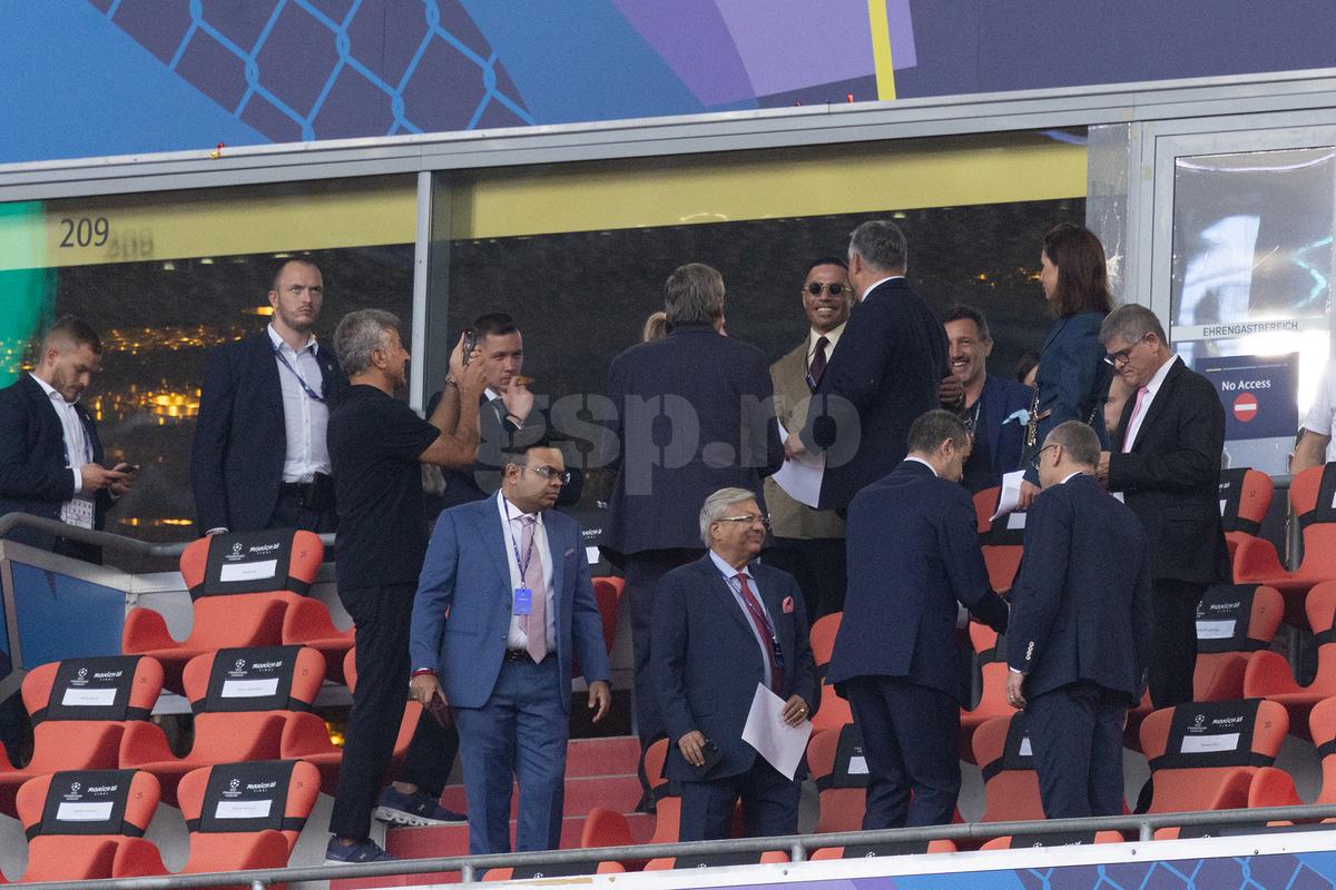 Politică și delicatese » Nu știau că sunt filmați: plecăciuni pe Allianz Arena, cu Viktor Orban și Salt Bae în rol principal. Răzvan Burleanu, neimpresionat