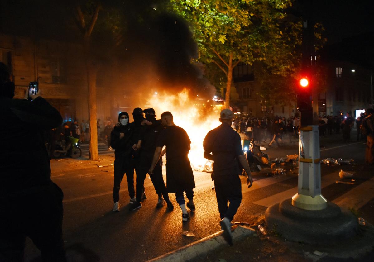 Emmanuel Macron a condamnat incidentele violente din Paris: „Vom urmări, vom pedepsi, vom fi neobosiți”
