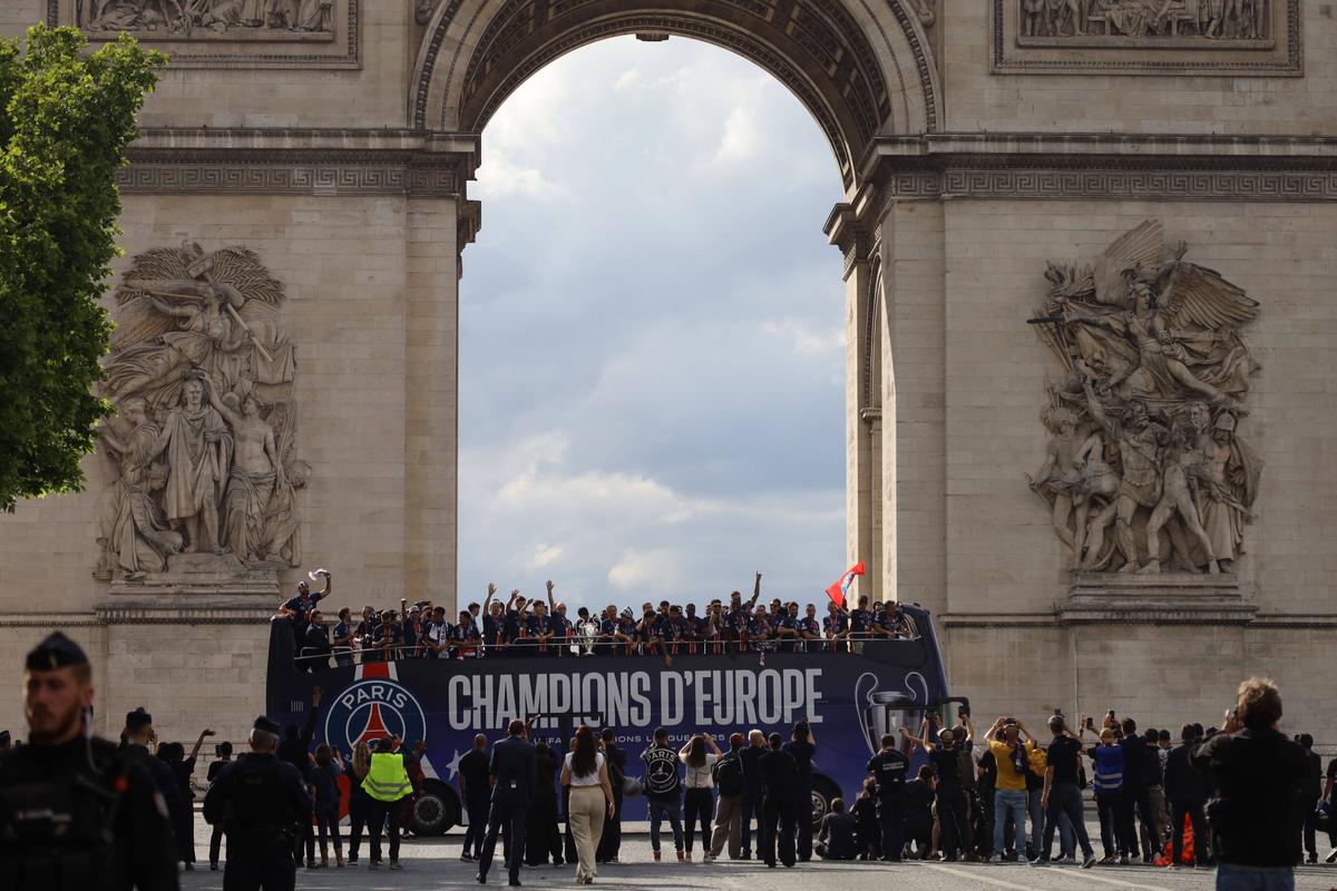 Parisul, în sărbătoare! Imagini memorabile: zeci de mii de fani au întâmpinat-o pe PSG » Discursul președintelui Macron