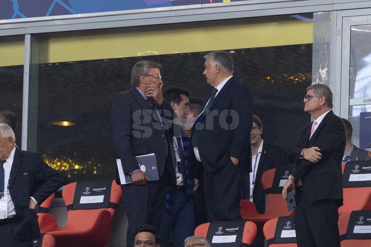 Politică și delicatese » Nu știau că sunt filmați: plecăciuni pe Allianz Arena, cu Viktor Orban și Salt Bae în rol principal. Răzvan Burleanu, neimpresionat