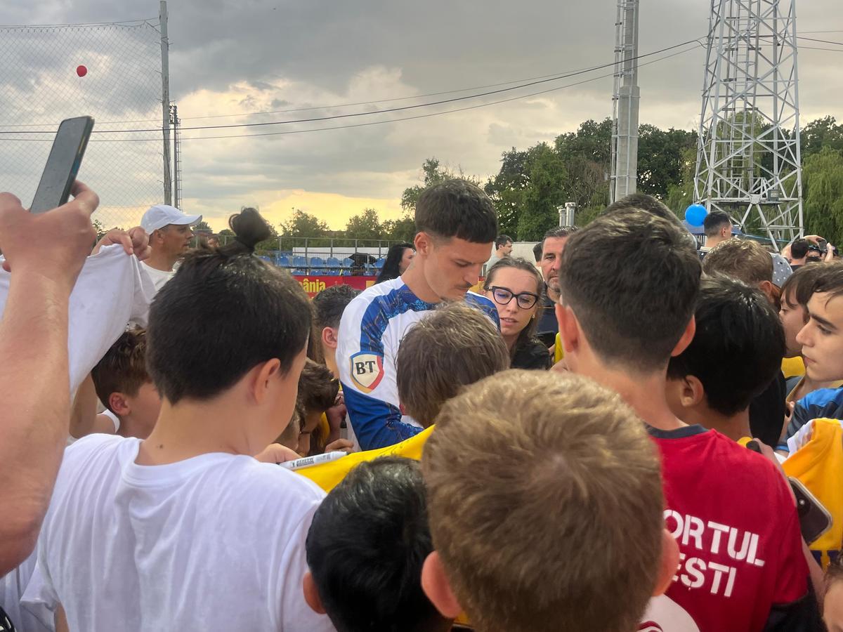 România, antrenament deschis publicului înainte de dubla cu Austria și Cipru » Fotbaliștii au dat autografe copiilor
