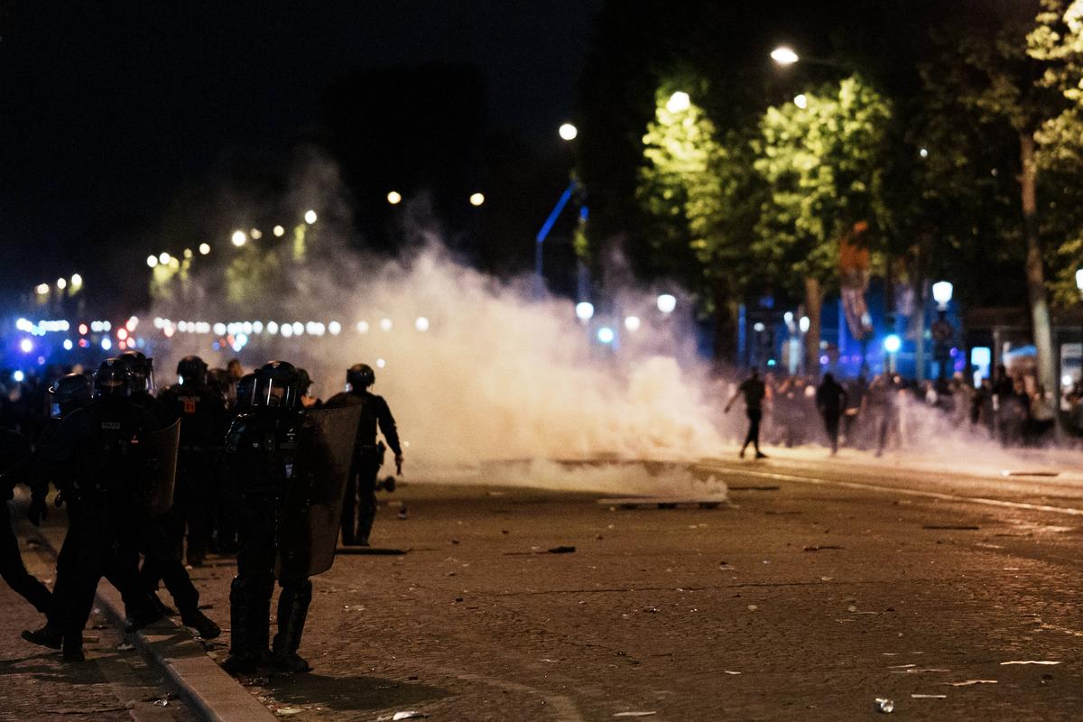 Emmanuel Macron a condamnat incidentele violente din Paris: „Vom urmări, vom pedepsi, vom fi neobosiți”