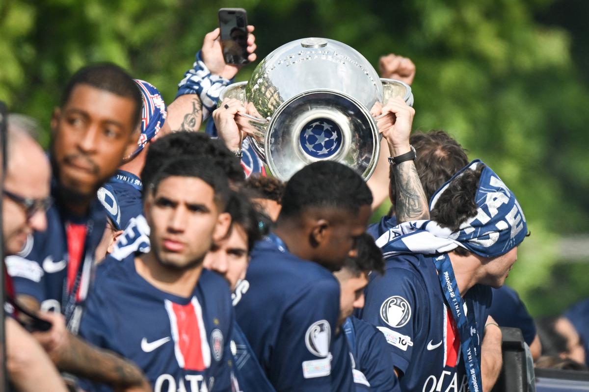 Parisul, în sărbătoare! Imagini memorabile: zeci de mii de fani au întâmpinat-o pe PSG » Discursul președintelui Macron