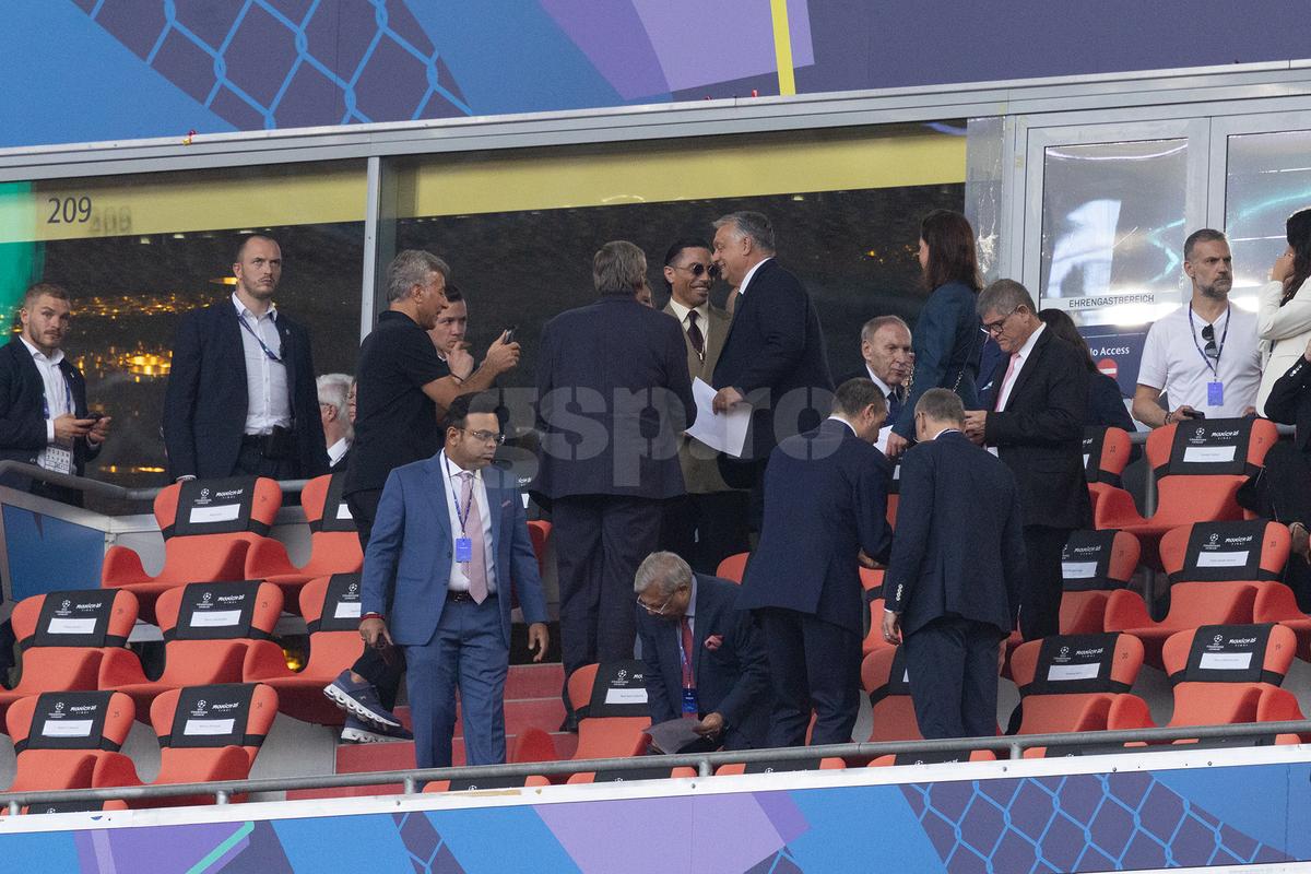 Politică și delicatese » Nu știau că sunt filmați: plecăciuni pe Allianz Arena, cu Viktor Orban și Salt Bae în rol principal. Răzvan Burleanu, neimpresionat