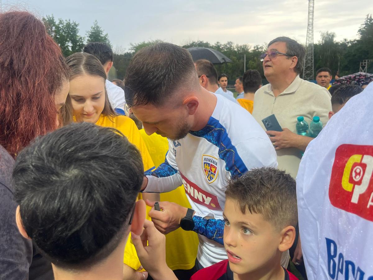 România, antrenament deschis publicului înainte de dubla cu Austria și Cipru » Fotbaliștii au dat autografe copiilor