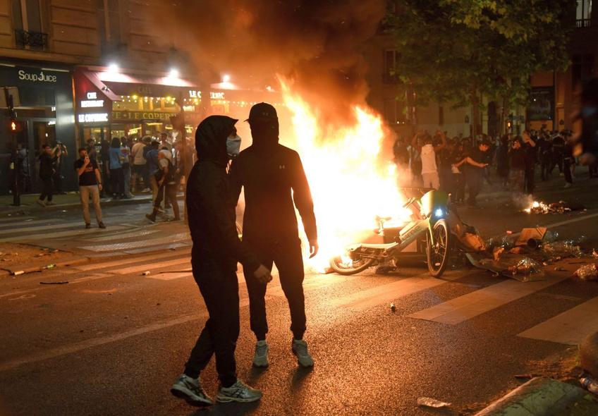 Fanii lui PSG au făcut prăpăd pe străzi. FOTO: iMAGO