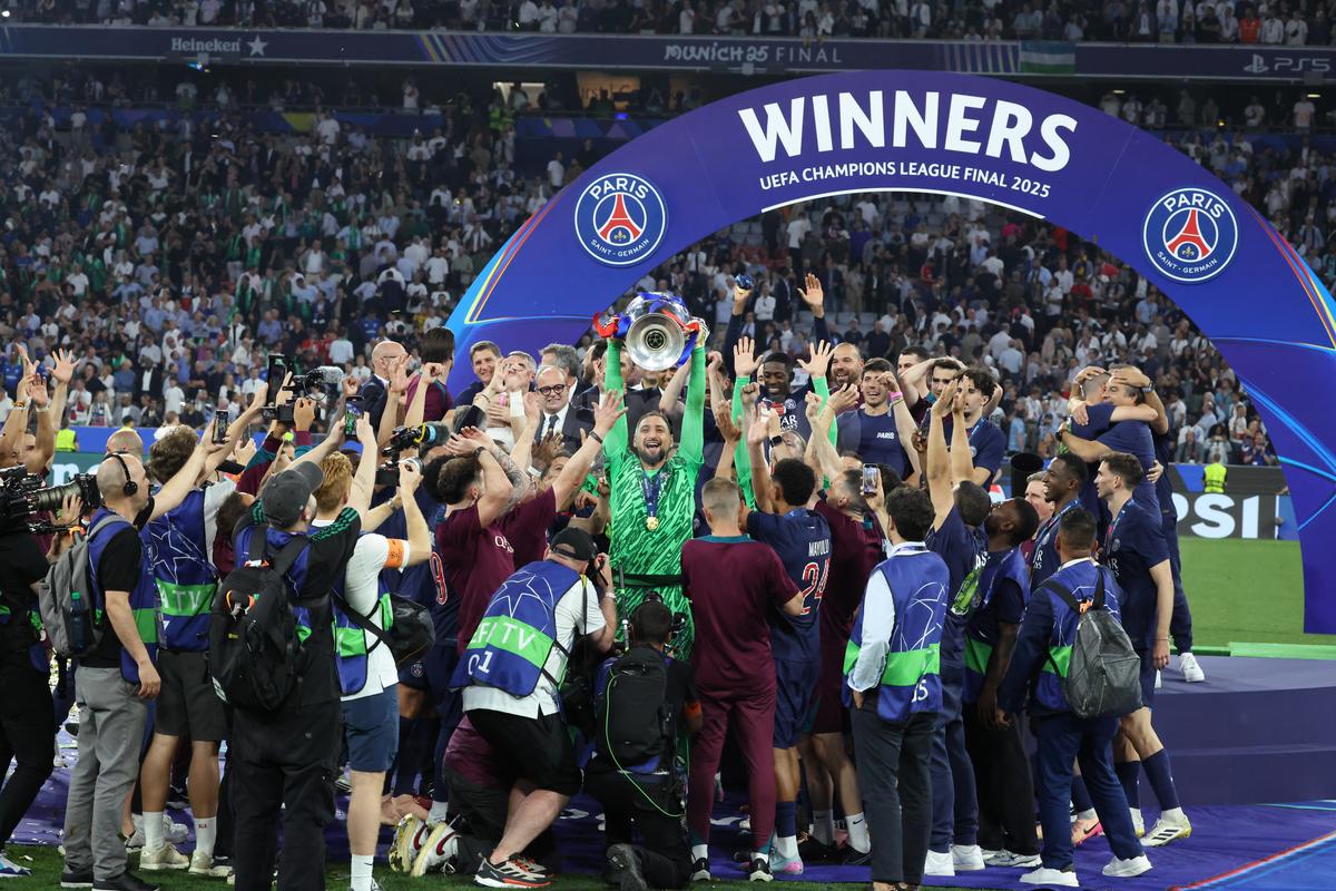 Ce s-a întâmplat pe teren, după finala Ligii Campionilor » GSP a surprins imaginile care au declanșat panica în rândul forțelor de ordine