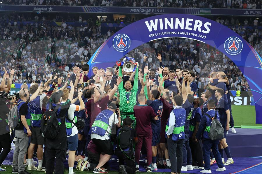 Imagini de la finalul partidei PSG - Inter Milano 5-0 FOTO: Ionuţ Iordache (GSP) UEFA sparge banca: 40% mai mulți bani cluburilor! » Alt miliard de la sponsori + Schimbare istorică în 2027