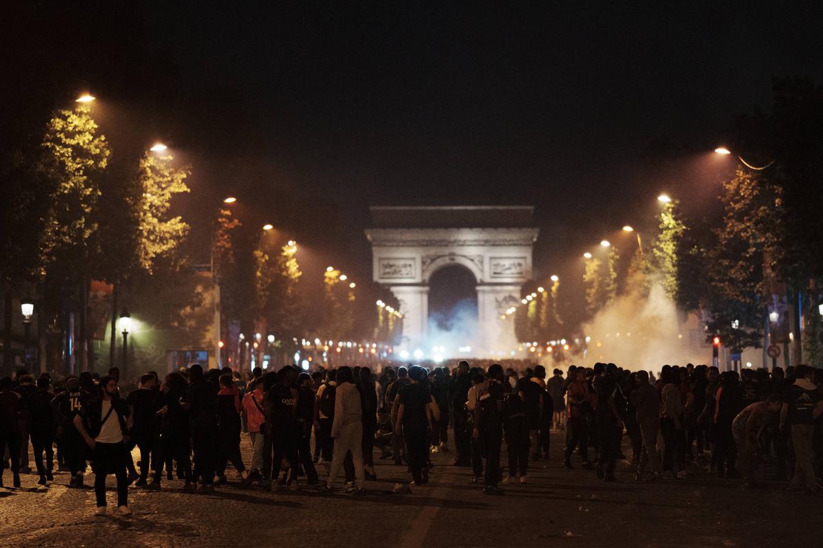Emmanuel Macron a condamnat incidentele violente din Paris: „Vom urmări, vom pedepsi, vom fi neobosiți”