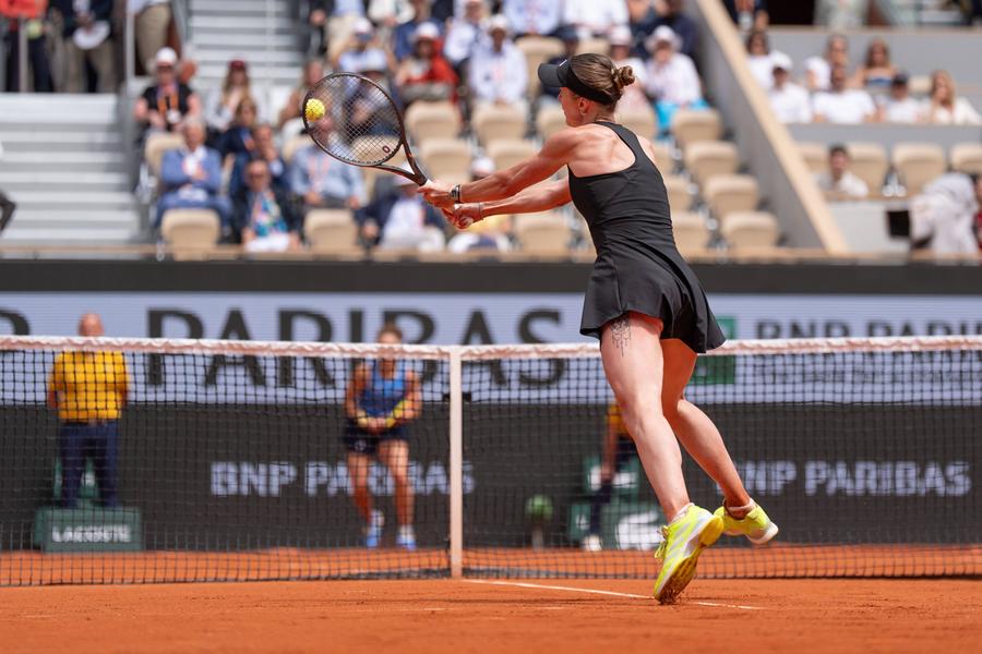 Elian Sviitolina și Jasmine Paolini FOTO Imago Images Elina Svitolina a salvat trei mingi de meci și este pentru a cincea oară în sferturi de finală la Roland Garros: „Încerc să mențin steagul Ucrainei fluturând”