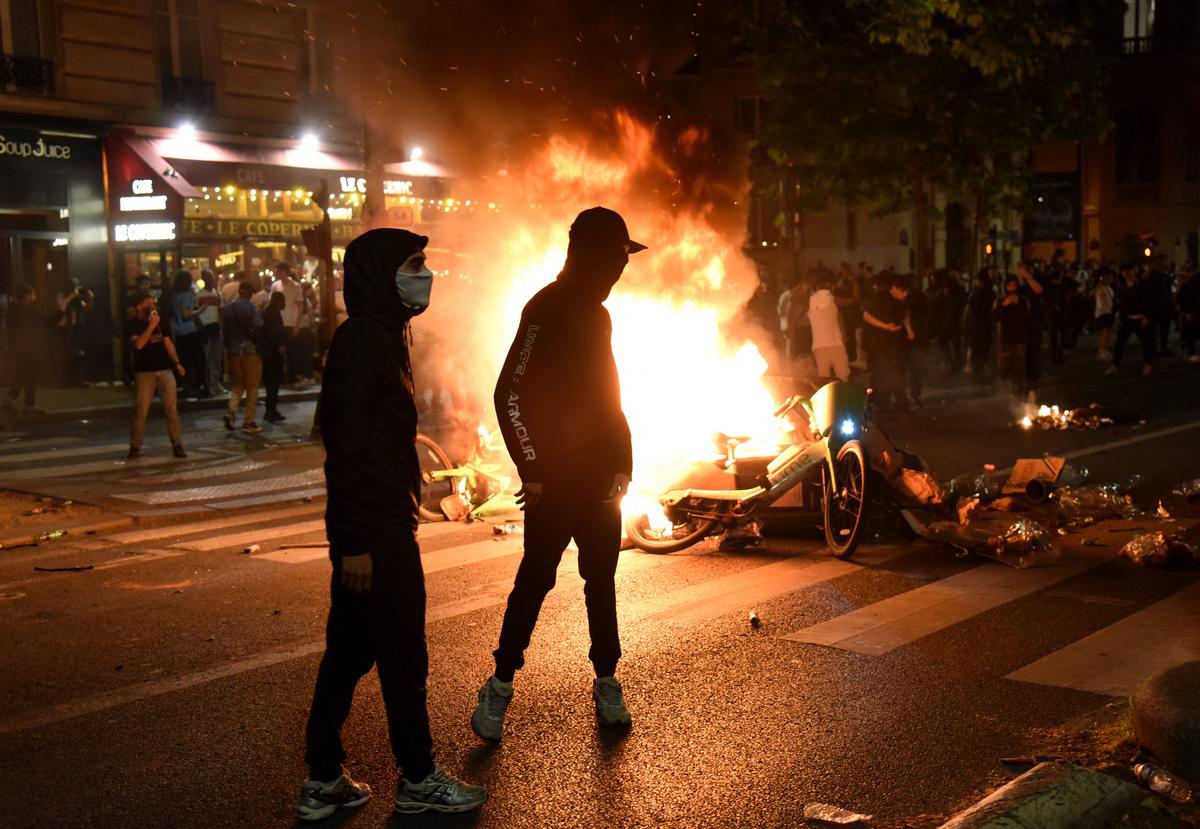 Emmanuel Macron a condamnat incidentele violente din Paris: „Vom urmări, vom pedepsi, vom fi neobosiți”
