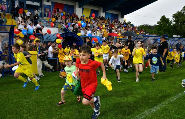 România a susținut un antrenament deschis înainte de dubla cu Austria și Cipru » De 1 iunie, tricolorii au dat autografe copiilor
